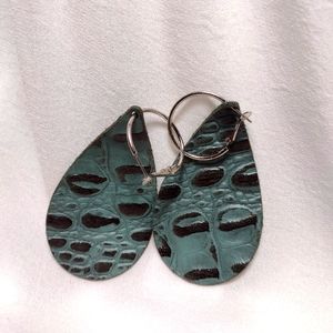 Adorable earrings 🏵️